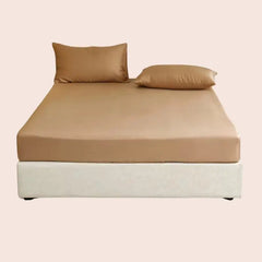 Lit avec drap-housse uni en soie de mûrier couleur camel