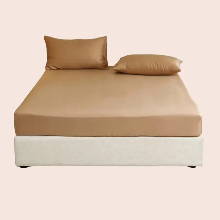 Lit avec drap-housse uni en soie de mûrier couleur camel