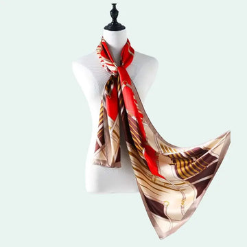 Écharpe 100% soie de mûrier motif chaînes et ceintures sur un buste