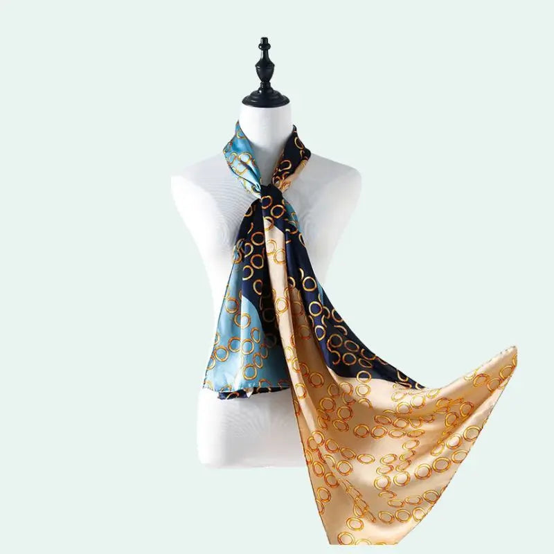 Écharpe 100% soie de mûrier motif anneaux dorés sur un buste