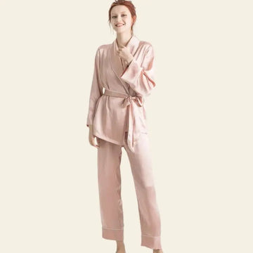 Mannequin debout portant un ensemble peignoir et pantalon rose en soie de mûrier