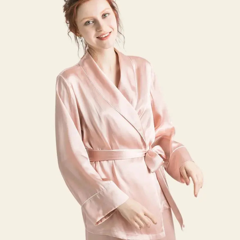 Mannequin de profil portant un ensemble peignoir et pantalon rose en soie de mûrier