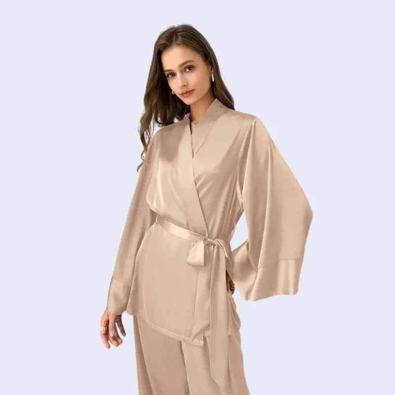 Mannequin portant un ensemble chemise avec ceinture et pantalon style oversize couleur champagne