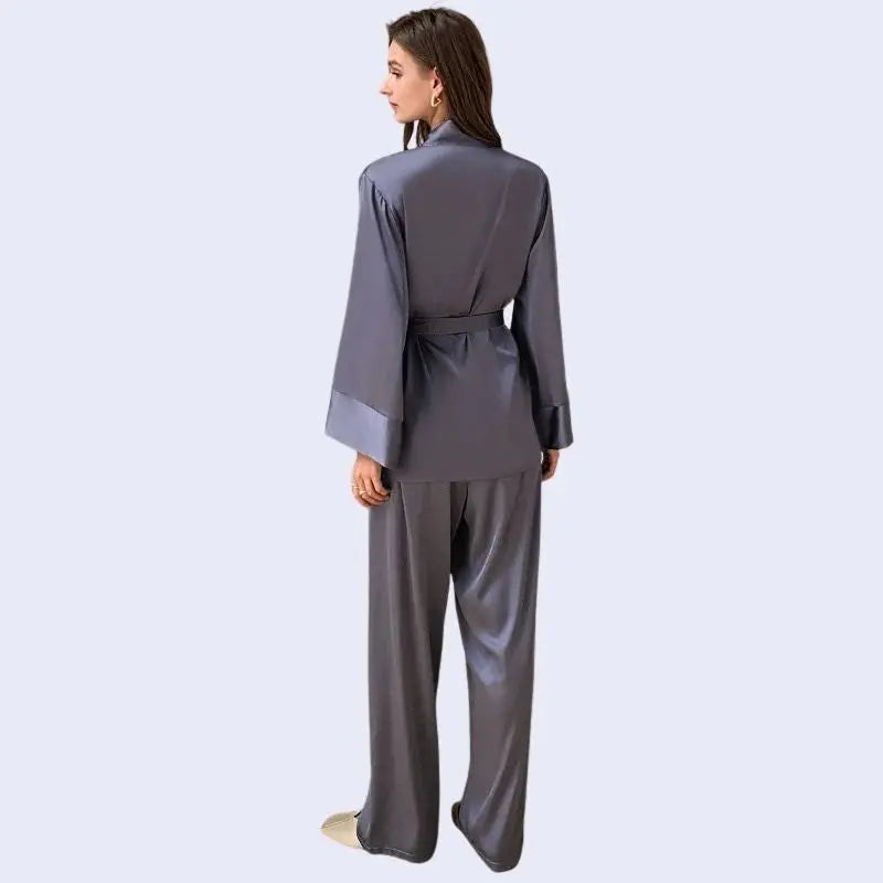 Mannequin de dos portant un ensemble chemise avec ceinture et pantalon style oversize couleur lavande