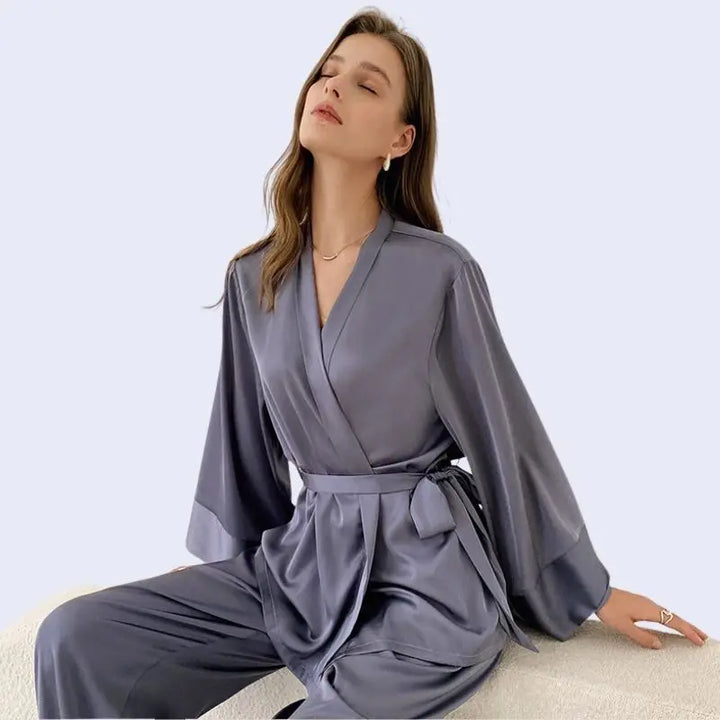 Mannequin portant un ensemble chemise avec ceinture et pantalon style oversize couleur lavande