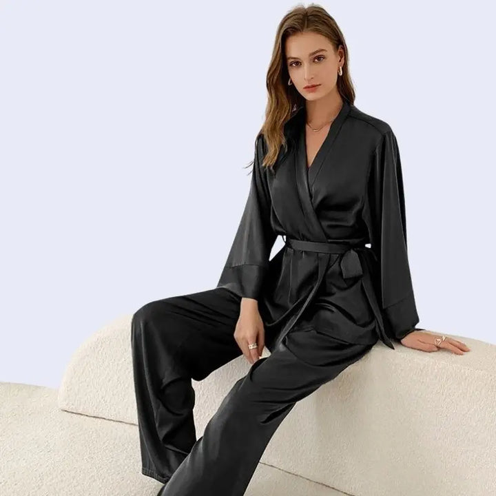 Mannequin assise portant un ensemble chemise avec ceinture et pantalon style oversize couleur noire