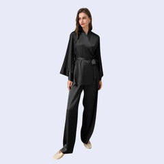 Mannequin portant un ensemble chemise avec ceinture et pantalon style oversize couleur noire