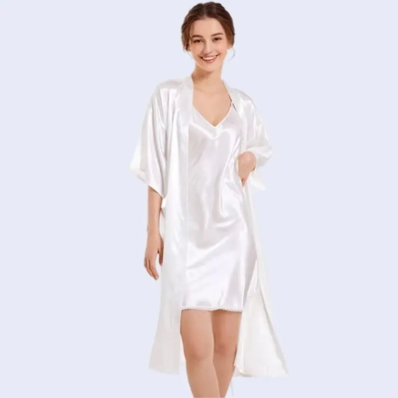 Modèle portant un ensemble chemise de nuit et peignoir en satin brillant couleur blanche