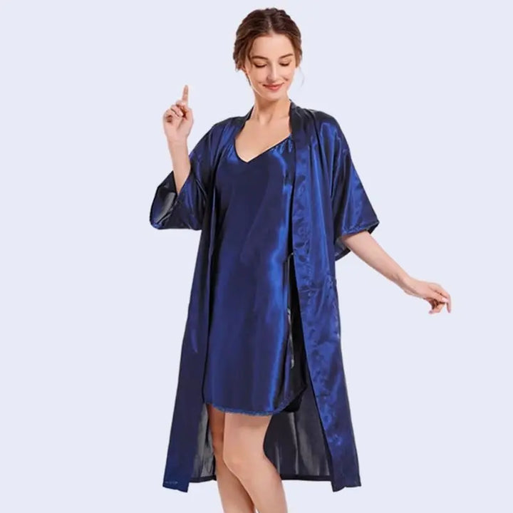 Modèle portant un ensemble chemise de nuit et peignoir en satin brillant couleur bleu marine