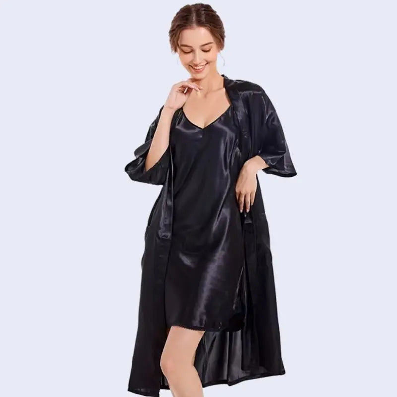 Modèle portant un ensemble chemise de nuit et peignoir en satin brillant couleur noire