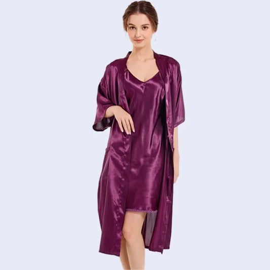 Modèle portant un ensemble chemise de nuit et peignoir en satin brillant couleur prune