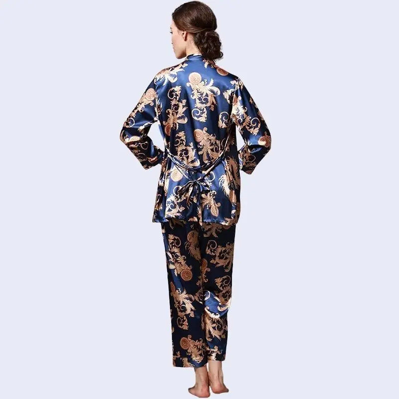 Mannequin de dos portant un ensemble pyjama 3 pièces imprimé dragon en satin bleu marine