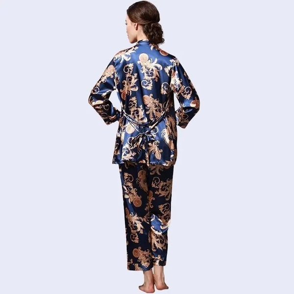 Mannequin de dos portant un ensemble pyjama 3 pièces imprimé dragon en satin bleu marine