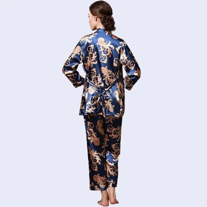 Mannequin de dos portant un ensemble pyjama 3 pièces imprimé dragon en satin bleu marine