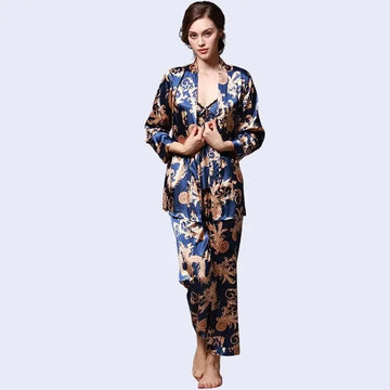 Mannequin de face portant un ensemble pyjama 3 pièces imprimé dragon en satin bleu marine