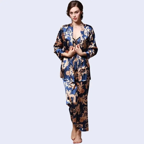 Mannequin de face portant un ensemble pyjama 3 pièces imprimé dragon en satin bleu marine