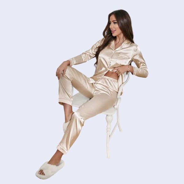 Mannequin assis portant un ensemble pyjama chemisier long boutonné et pantalon en satin brillant couleur beige