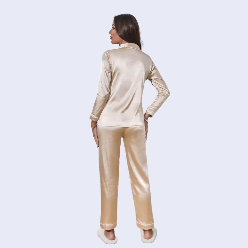 Mannequin de dos portant un ensemble pyjama chemisier long boutonné et pantalon en satin brillant couleur beige