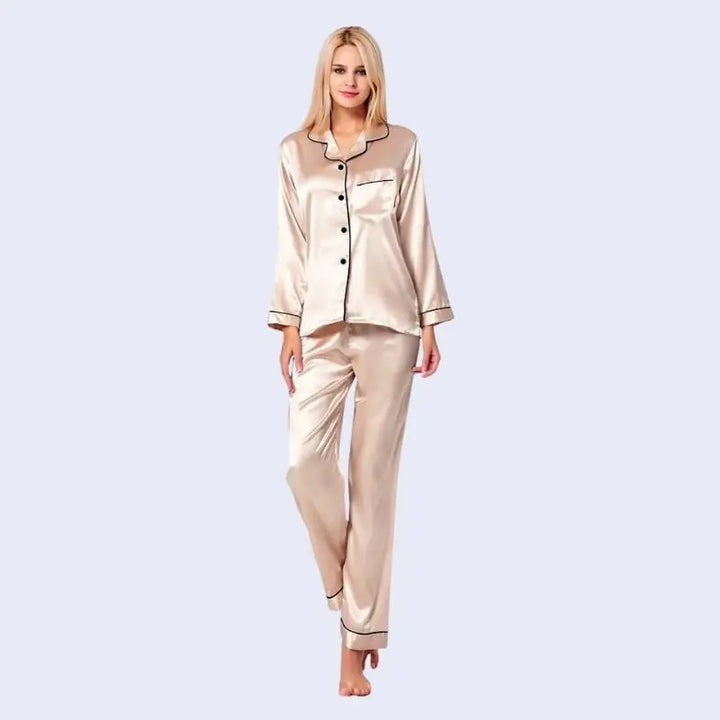 Mannequin portant un ensemble pyjama chemisier long boutonné et pantalon en satin brillant couleur beige