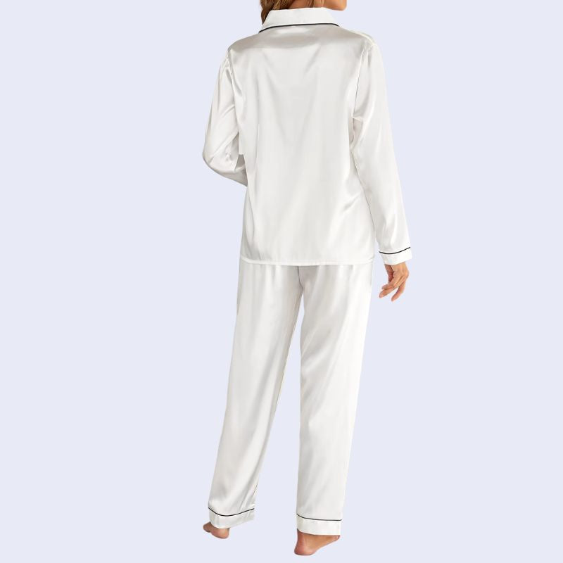 Mannequin de dos portant un ensemble pyjama chemisier long boutonné et pantalon en satin brillant couleur blanc