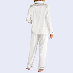 Mannequin de dos portant un ensemble pyjama chemisier long boutonné et pantalon en satin brillant couleur blanc