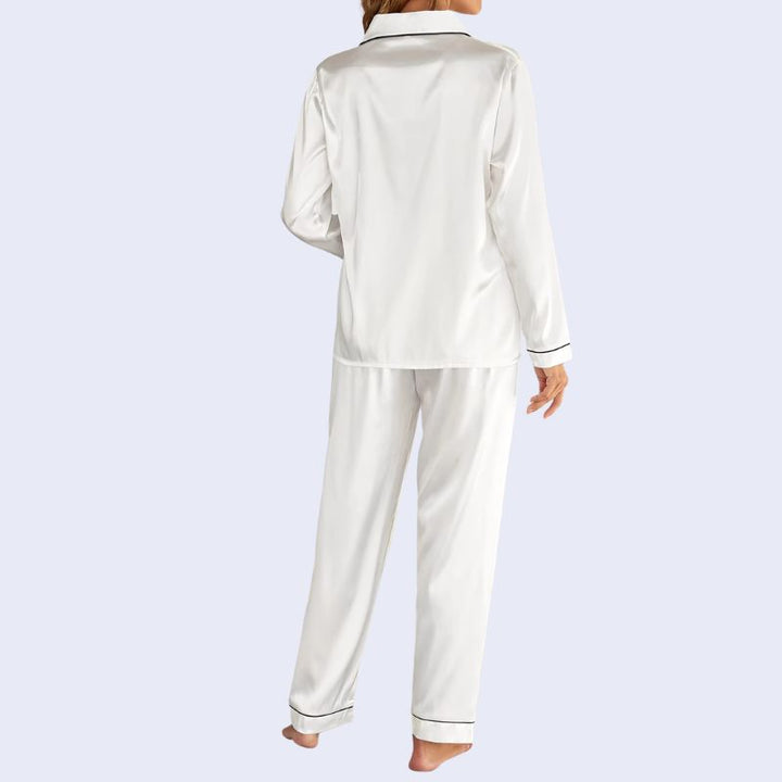 Mannequin de dos portant un ensemble pyjama chemisier long boutonné et pantalon en satin brillant couleur blanc