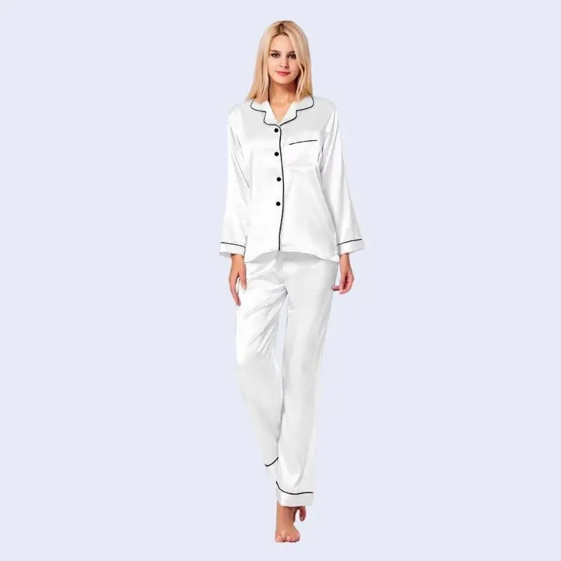 Mannequin portant un ensemble pyjama chemisier long boutonné et pantalon en satin brillant couleur blanche