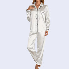 Mannequin portant un ensemble pyjama chemisier long boutonné et pantalon en satin brillant couleur blanche