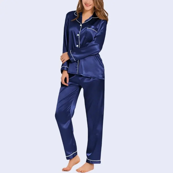 Mannequin portant un ensemble pyjama chemisier long boutonné et pantalon en satin brillant couleur bleu marine