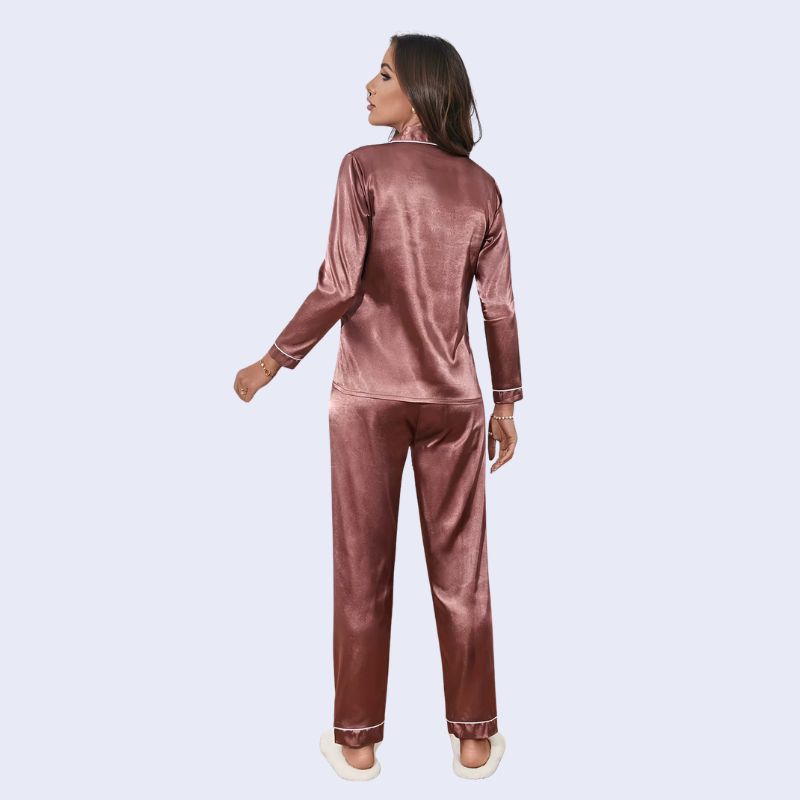 Mannequin de dos portant un ensemble pyjama chemisier long boutonné et pantalon en satin brillant couleur chocolat