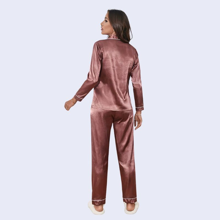 Mannequin de dos portant un ensemble pyjama chemisier long boutonné et pantalon en satin brillant couleur chocolat