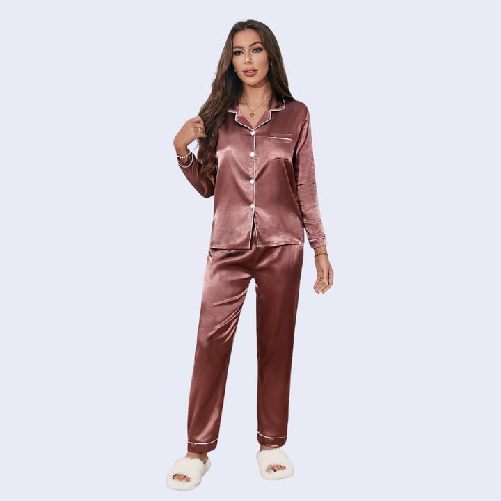 Mannequin portant un ensemble pyjama chemisier long boutonné et pantalon en satin brillant couleur chocolat