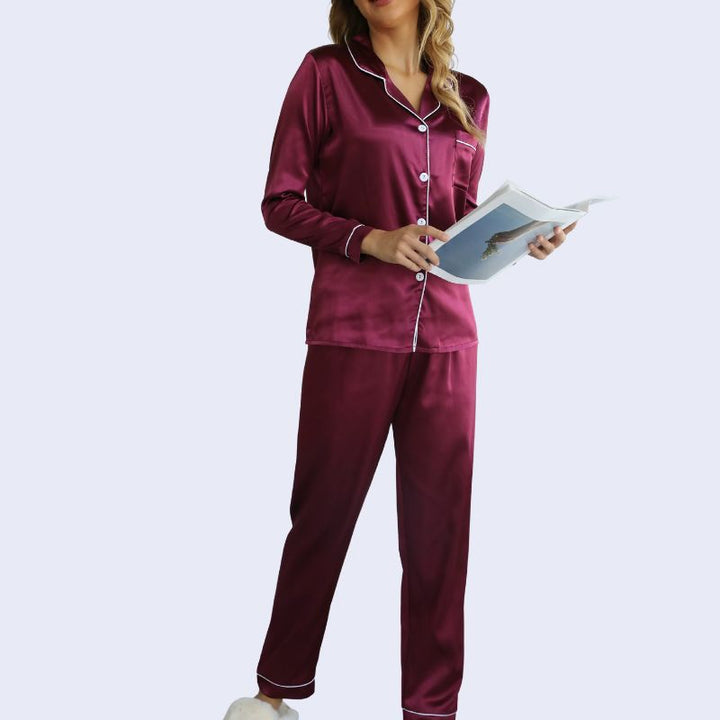 Mannequin portant un ensemble pyjama chemisier long boutonné et pantalon en satin brillant couleur pourpre