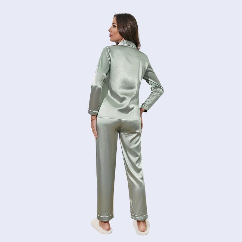 Mannequin de dos portant un ensemble pyjama chemisier long boutonné et pantalon en satin brillant couleur vert celadon