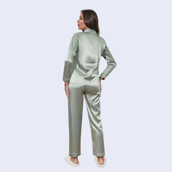 Mannequin de dos portant un ensemble pyjama chemisier long boutonné et pantalon en satin brillant couleur vert celadon