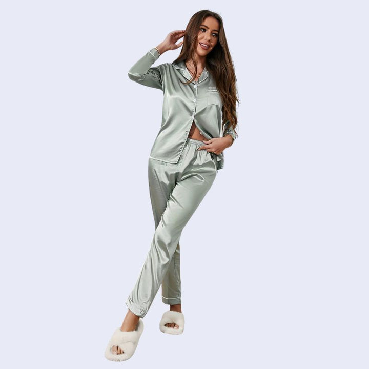 Mannequin portant un ensemble pyjama chemisier long boutonné et pantalon en satin brillant couleur vert celadon