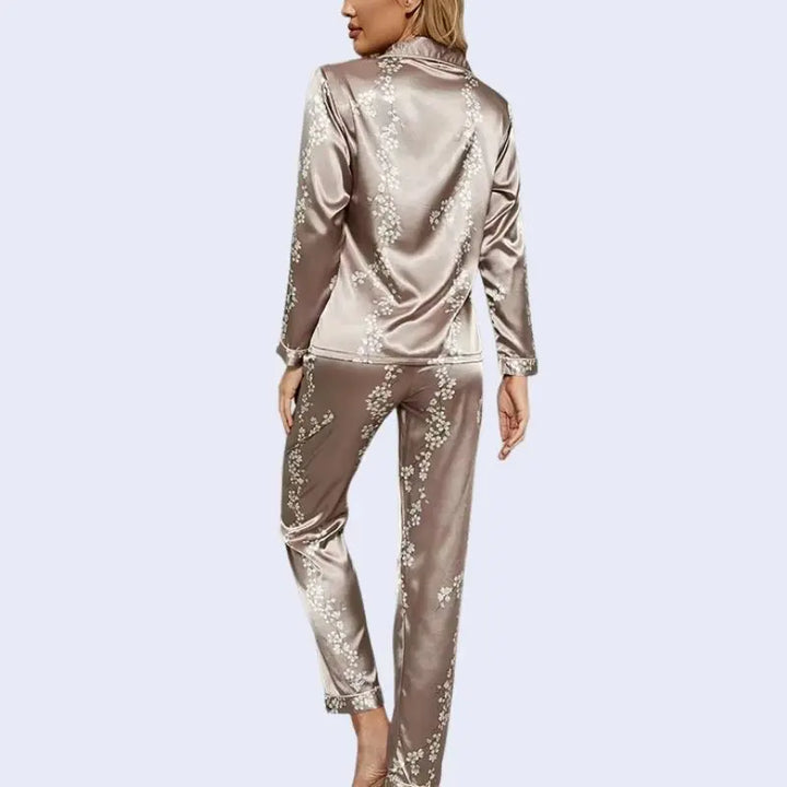 Mannequin de dos portant un ensemble pyjama chemisier long et pantalon motifs floraux en satin couleur chocolat