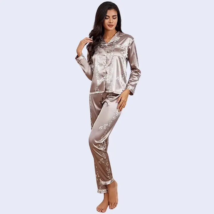 Mannequin brune portant un ensemble pyjama chemisier long et pantalon motifs floraux en satin couleur chocolat