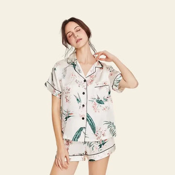 Mannequin portant un ensemble pyjama court à fleurs en soie véritable