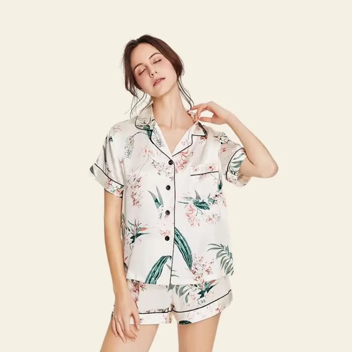 Mannequin portant un ensemble pyjama court à fleurs en soie véritable