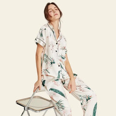 Mannequin portant un ensemble pyjama à fleurs en soie véritable