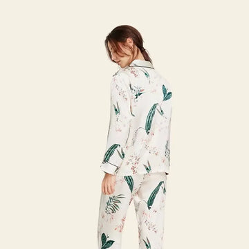 Mannequin de dos portant un ensemble pyjama long à fleurs en soie véritable