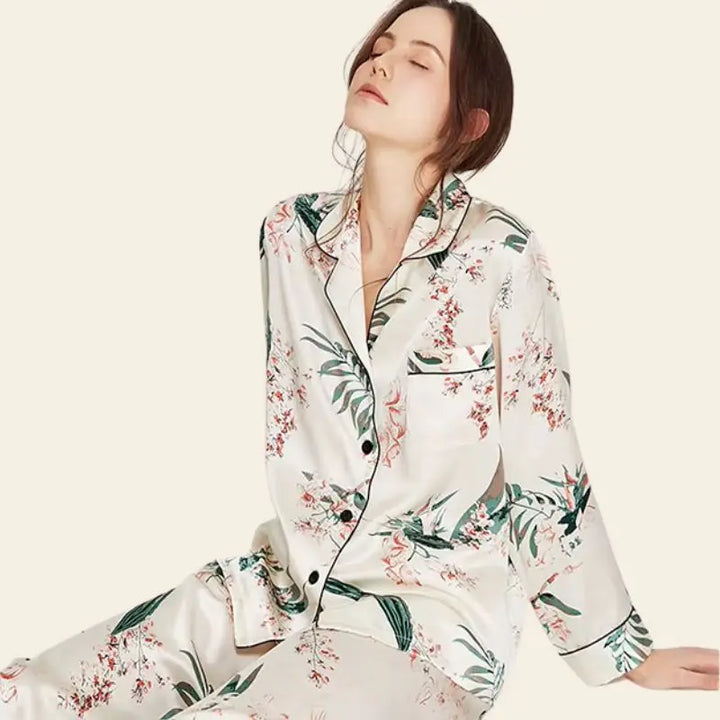 Mannequin portant un ensemble pyjama long à fleurs en soie véritable