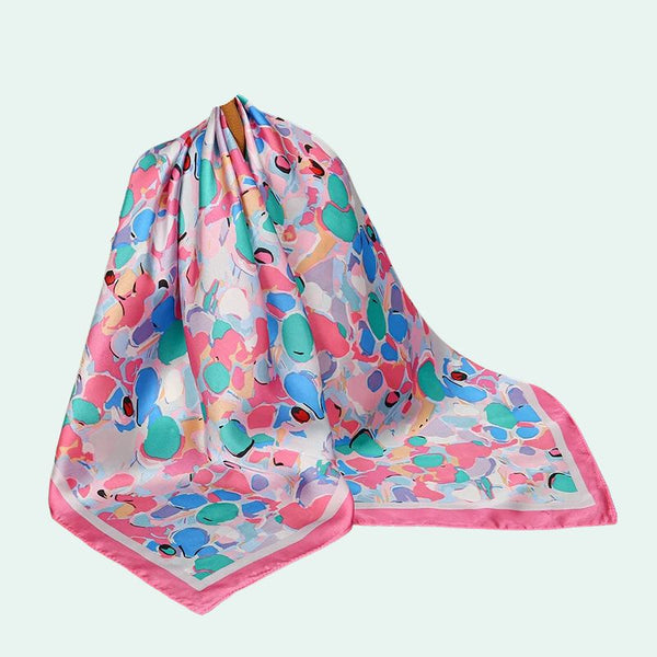Foulard carré en satin motif abstrait rose vif