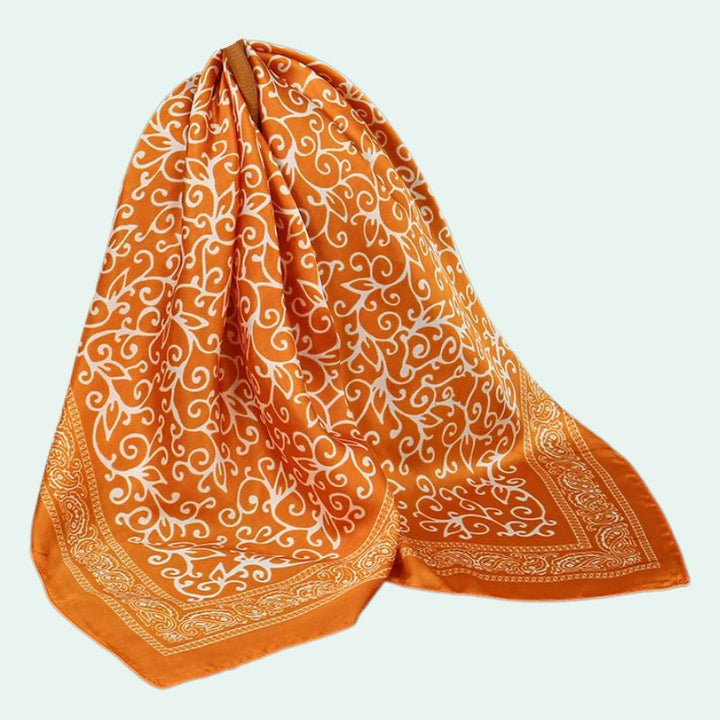 Foulard carré en satin motif arabesques oranges