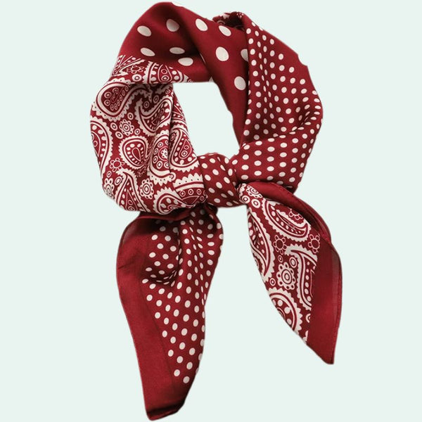 Foulard carré en satin motif bandana rouge bordeaux