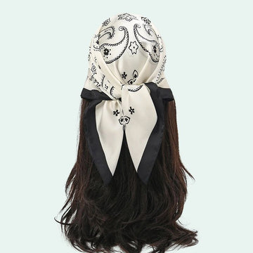 Foulard carré en satin motif bandana noir blanc