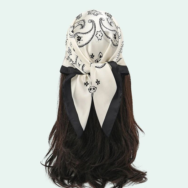 Foulard carré en satin motif bandana noir blanc