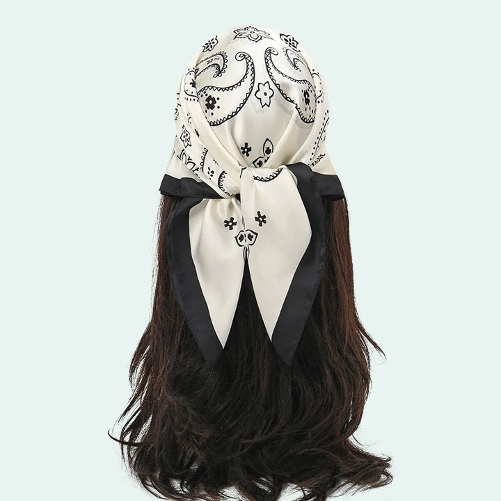 Foulard carré en satin motif bandana noir blanc