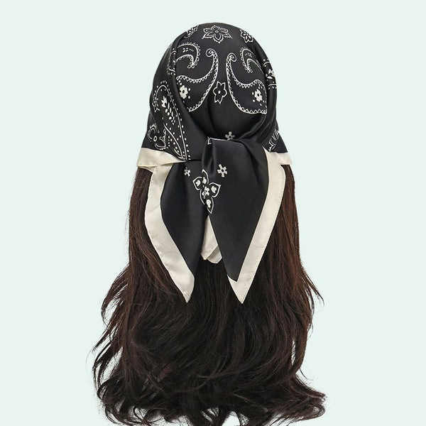 Foulard carré en satin motif bandana noir ivoire